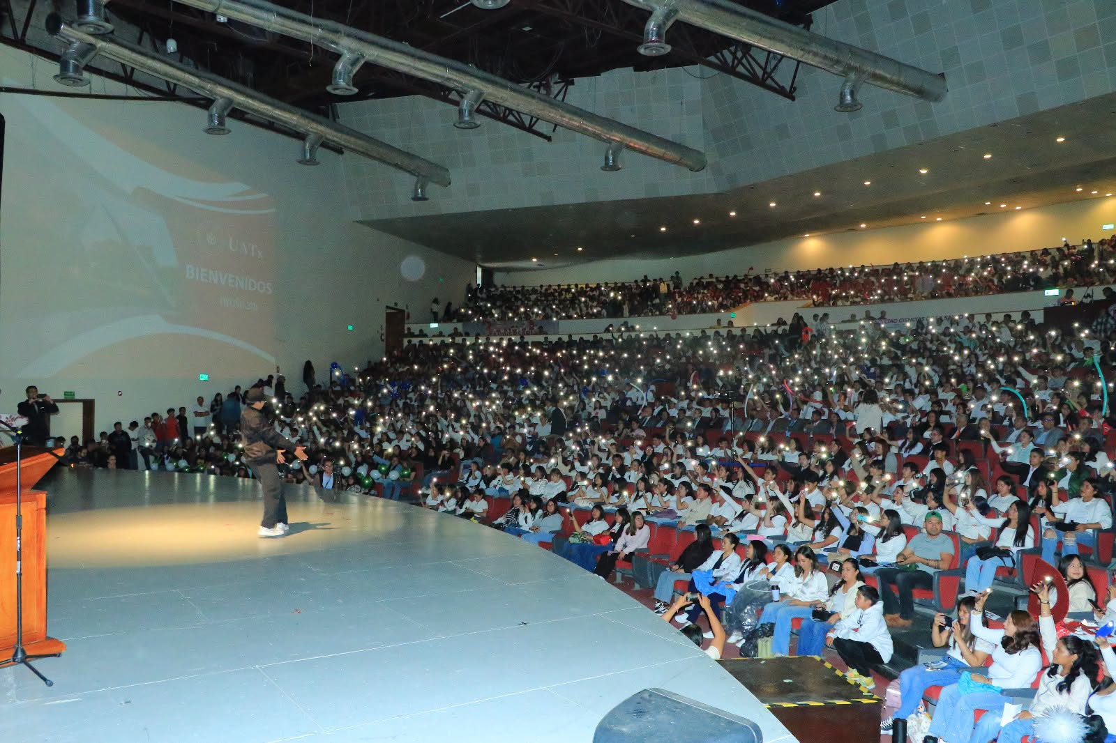 Rector de la UATx da la bienvenida a estudiantes de nuevo ingreso